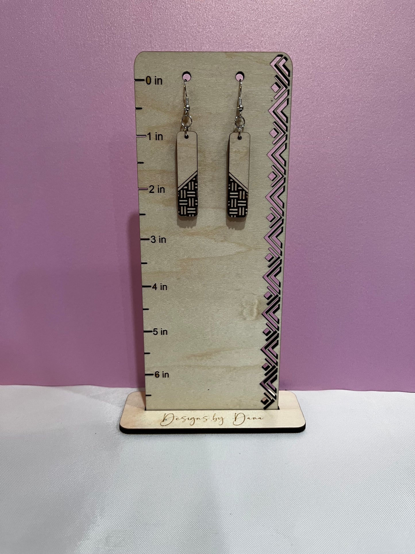 Wooden bar earrings with hatch pattern
