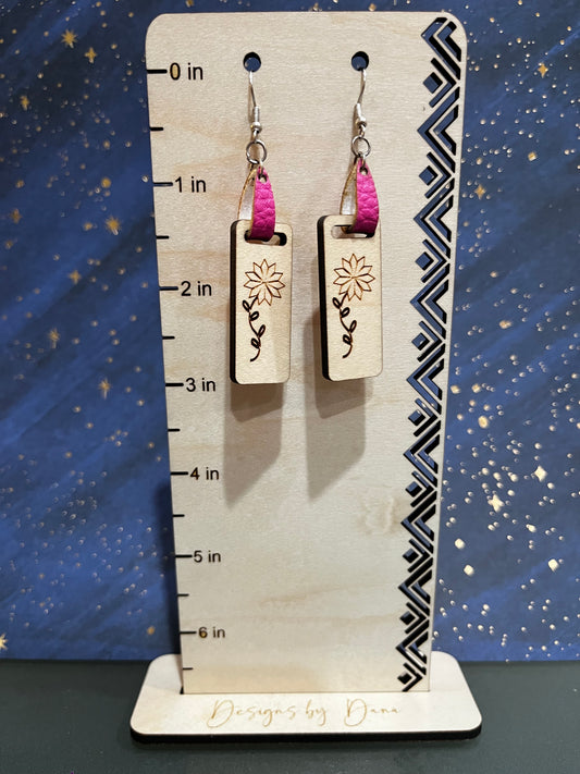 Sweet wooden daisy earrings with leather tab