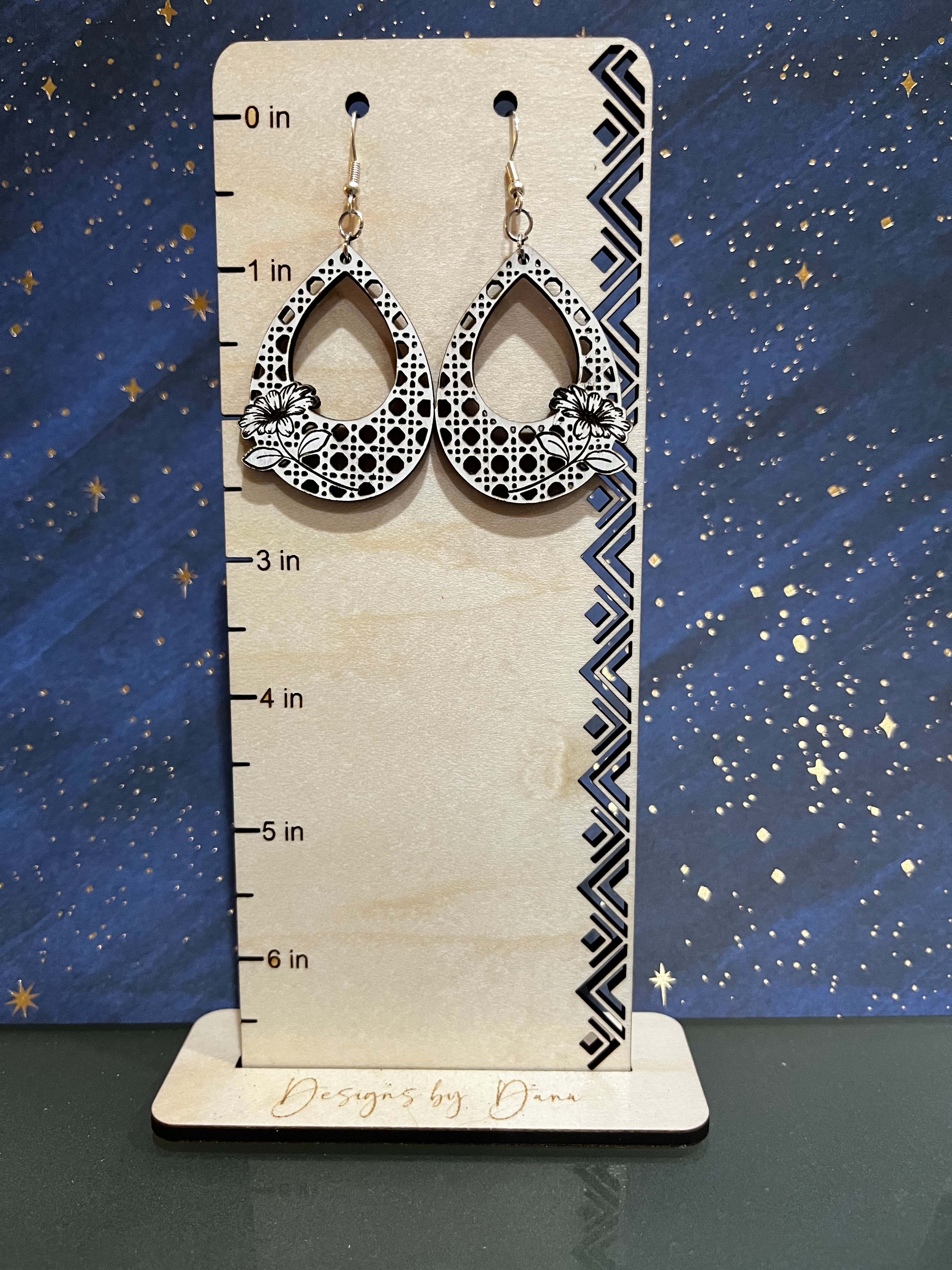Rattan teardrop earring with flower
