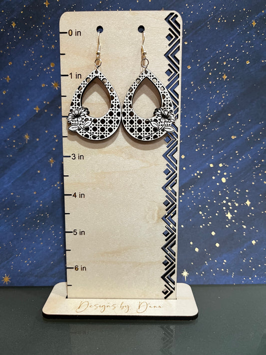 Rattan teardrop earring with flower
