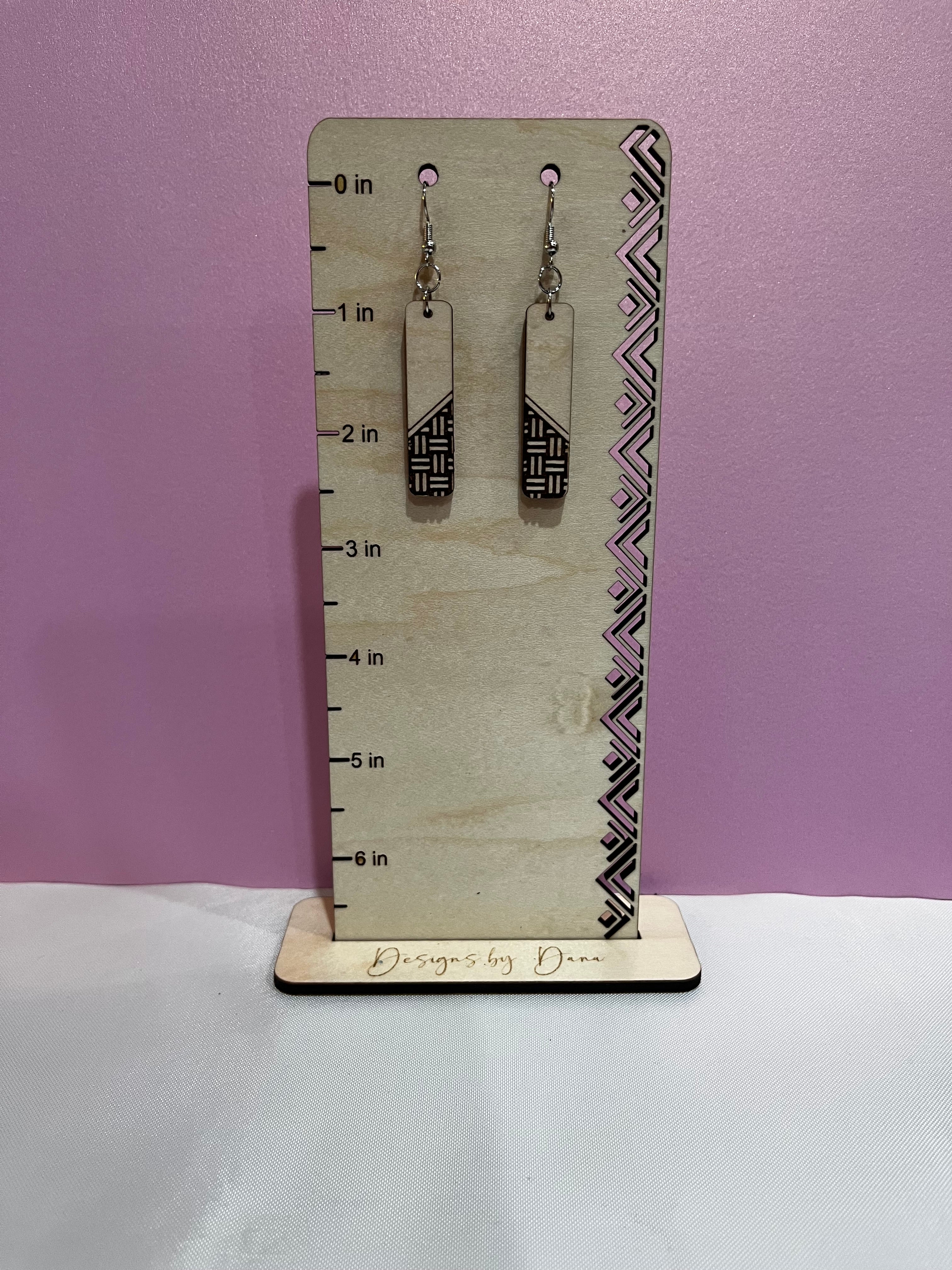 Wooden bar earrings with hatch pattern