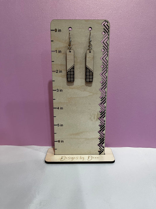 Wooden bar earrings with hatch pattern