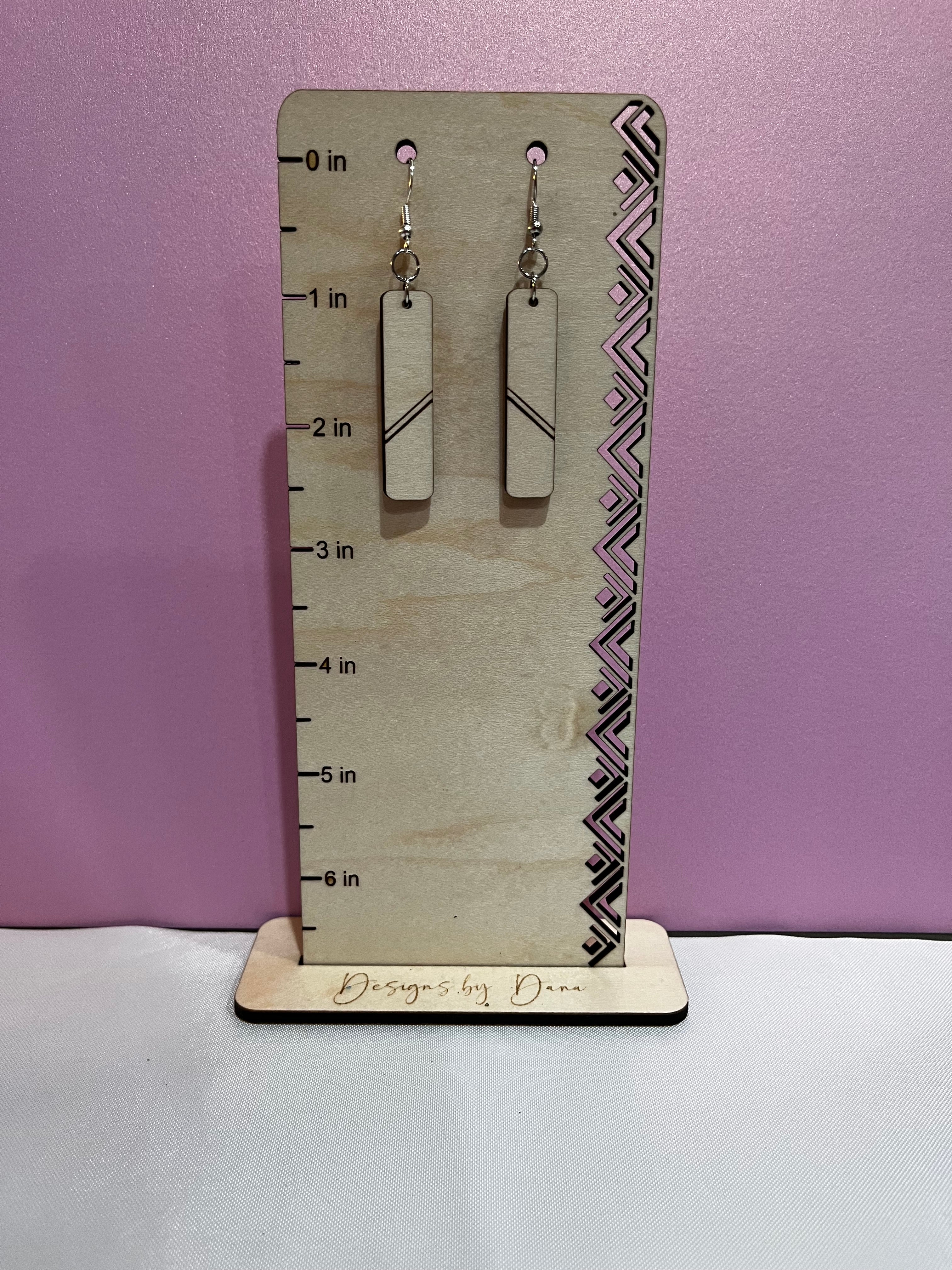 Bar earrings with diagonal lines